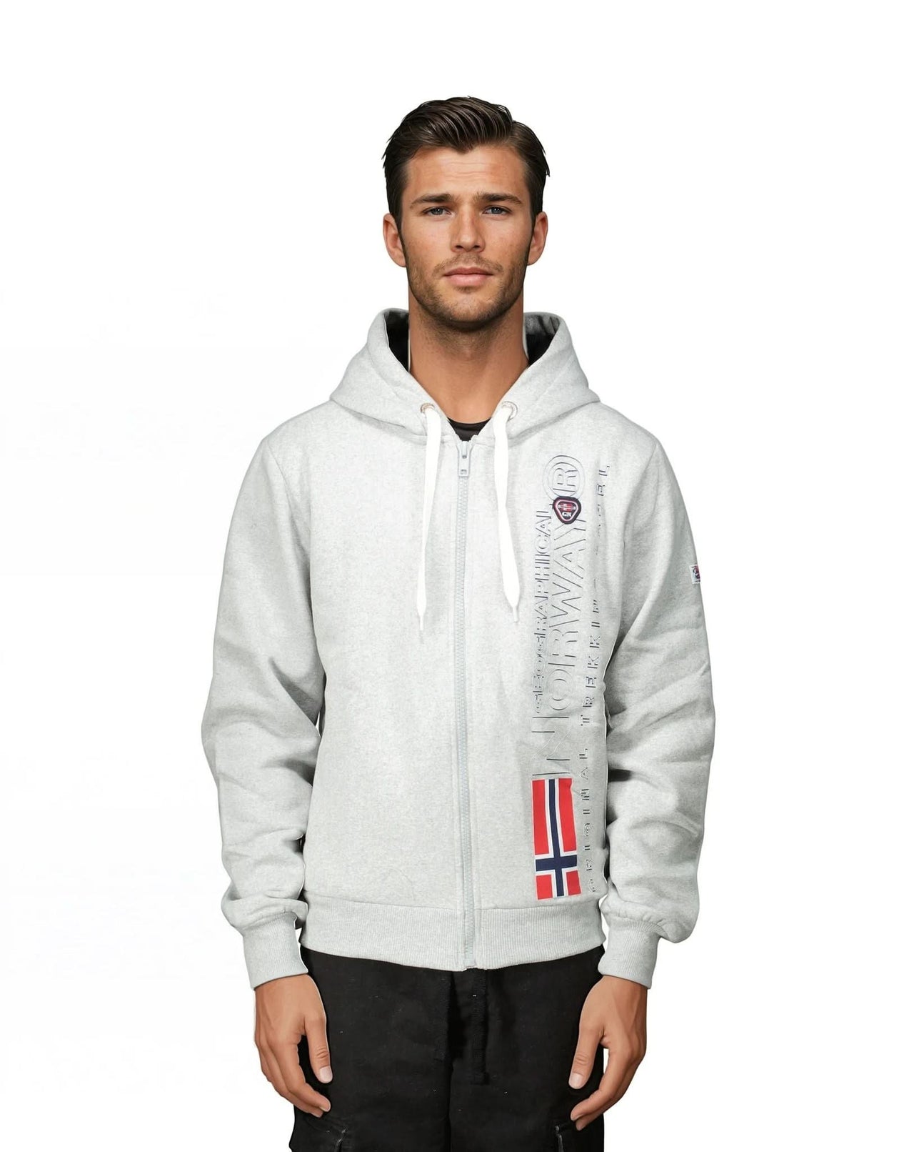 Geographical Norway FOGORA Herren - Kapuzenpullover mit Aufdrucken und Flagge am Ärmel - Geographical Norway FOGORA_MEN_CLARGRIS_S_SDB-FOGORA_MEN_NOIR_S_SDB-FOGORA_MEN_BLANC_S_SDB-.FOGORA_MEN_MARINE_S_SDB-FOGORA_MEN_GRAIS_CLAIR_M_SDB-FOGORA_MEN_SCHWARZ_M_SDB-FOGORA_MEN_BLANC_M_SDB-FOGORA_MEN_MARINE_M_SDB-FOGORA_MEN_GRAIS_CLAIR_L_SDB-FOGORA_MEN_SCHWARZ_L_SDB