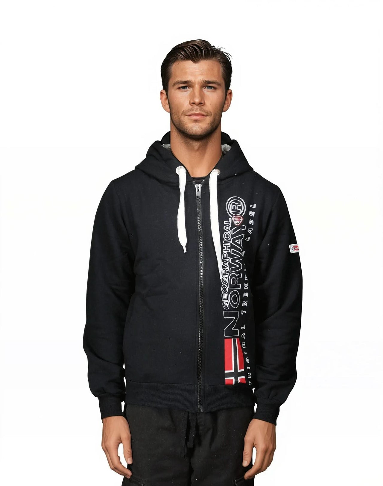 Geographical Norway FOGORA Homme - Sweat à Capuche avec Impressions et Drapeau sur la Manche - Geographical Norway FOGORA_MEN_GRIS_CLAIR_S_SDB-FOGORA_MEN_NOIR_S_SDB-FOGORA_MEN_BLANC_S_SDB-FOGORA_MEN_MARINE_S_SDB-FOGORA_MEN_GRIS_CLAIR_M_SDB-FOGORA_MEN_NOIR_M_SDB-FOGORA_MEN_BLANC_M_SDB-FOGORA_MEN_MARINE_M_SDB-FOGORA_MEN_GRIS_CLAIR_L_SDB-FOGORA_MEN_NOIR_L_SDB