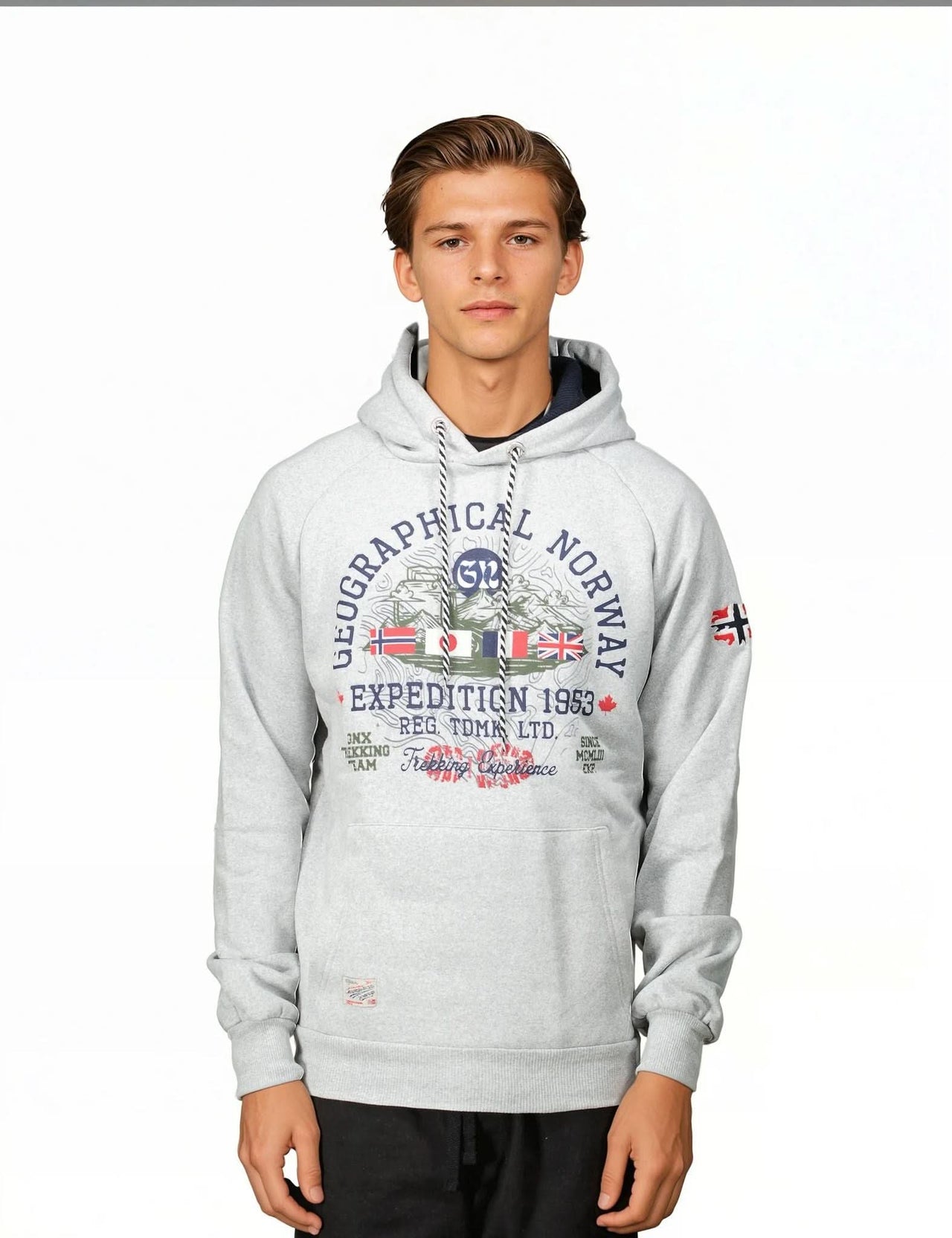 Geographical Norway Gexpe - Sweat à Capuche Homme avec Badge et Impressions - Geographical Norway GEXPE_MEN_GRIS_CLAIR_S_SDB-GEXPE_MEN_GRIS_CLAIR_M_SDB-GEXPE_MEN_GRIS_CLAIR_L_SDB-GEXPE_MEN_GRIS_CLAIR_XL_SDB-GEXPE_MEN_GRIS_CLAIR_XXL_SDB-GEXPE_MEN_GRIS_CLAIR_3XL_SDB-GEXPE_MEN_MARINE_S_SDB-GEXPE_MEN_MARINE_M_SDB-GEXPE_MEN_MARINE_L_SDB-GEXPE_MEN_MARINE_XL_SDB