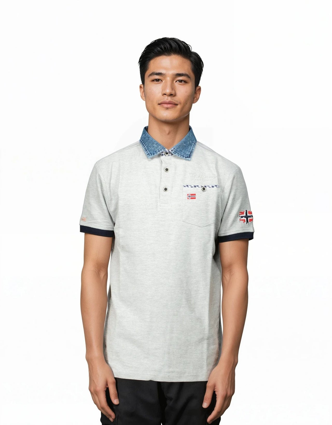Geographical Norway Kerwin Homme - Polo mit Tasche, Drucke und Flaggendetails - Geographical Norway KERWIN_MEN_BLANC_CASSE_S_SDB-KERWIN_MEN_NOIR_S_SDB-KERWIN_MEN_MARINE_S_SDB-KERWIN_MEN_GRIS_CLAIR_S_S_DB-KERWIN_MEN_WEISS_M_SDB-KERWIN_MEN_MARINE_M_SDB-KERWIN_MEN_KLARES_GRAU_M_SDB-KERWIN_MEN_SCHWARZ_M_SDB-KERWIN_MEN_WEISS_KLARES_GRAU_L_SDB-KERWIN_MEN_KLARES_GRAU_L_SDB