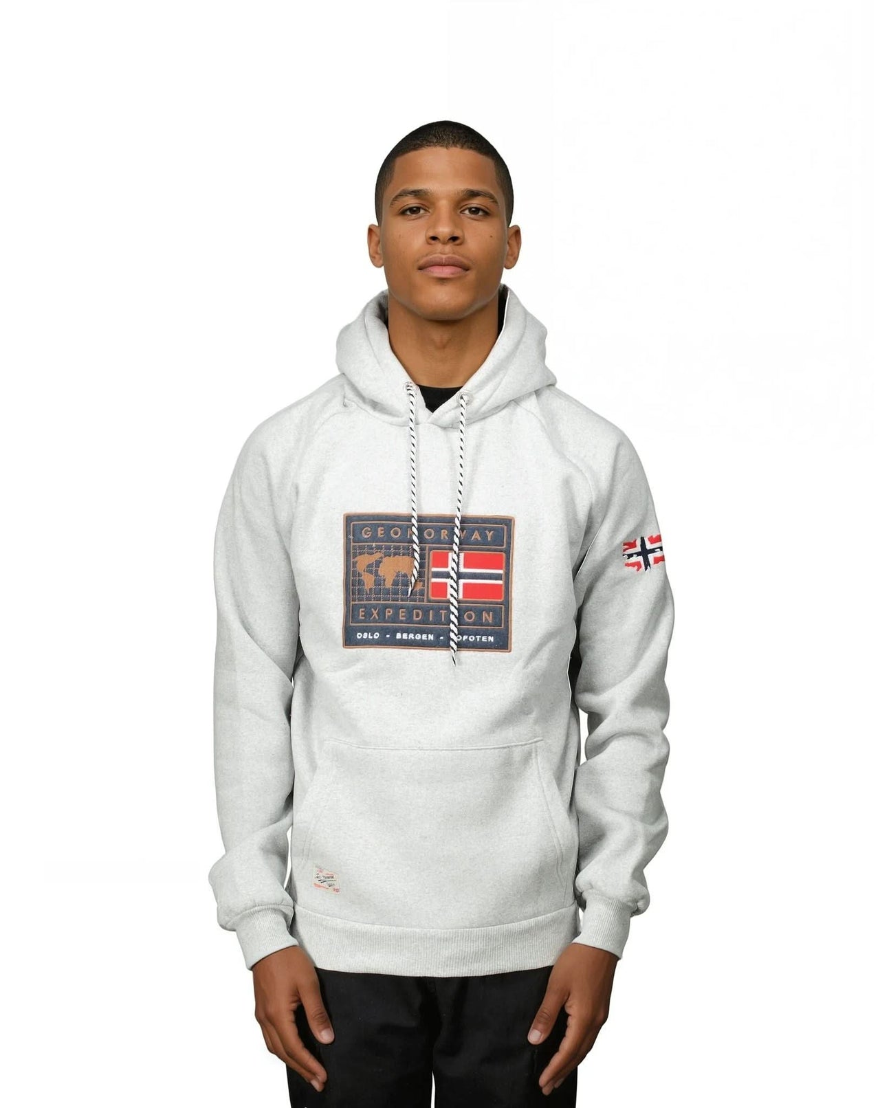 Geographical Norway Gofoten - Herren-Sweatshirt mit Kapuze mit Flagge und Kängurutasche - Geographical Norway GOFOTEN_MEN_GRIS_CLAIR_S_SDB-GOFOTEN_MEN_GRIS_CLAIR_M_SDB-GOFOTEN_MEN_GRIS_CLAIR_L_SDB-.GOFOTEN_MEN_HELLGRAU_XL_SDB-GOFOTEN_MEN_HELLGRAU_XXL_SDB-GOFOTEN_MEN_HELLGRAU_3XL_SDB-GOFOTEN_MEN_MARINE_S_SDB-GOFOTEN_MEN_MARINE_M_SDB-GOFOTEN_MEN_MARINE_L_SDB-GOFOTEN_MEN_MARINE_XL_SDB