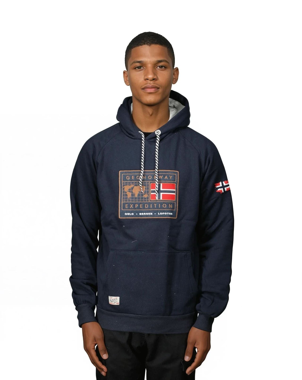 Geographical Norway Geographical Norway Gofoten - Sudadera con capucha de hombre con bandera y bolsillo canguro - Geographical Norway GOFOTEN_MEN_GRIS_CLAIR_SDB-GOFOTEN_MEN_GRIS_CLAIR_M_SDB-GOFOTEN_MEN_GRIS_CLAIR_L_SDB-GOFOTEN_MEN_GRIS_CLAIR_XL_SDB-GOFOTEN_MEN_GRIS_CLAIR_XXL_SDB-GOFOTEN_MEN_GRIS_CLAIR_3XL_SDB-GOFOTEN_MEN_MARINE_S_SDB-GOFOTEN_MEN_MARINE_M_SDB-GOFOTEN_MEN_MARINE_L_SDB-GOFOTEN_MEN_MARINE_XL_SDB