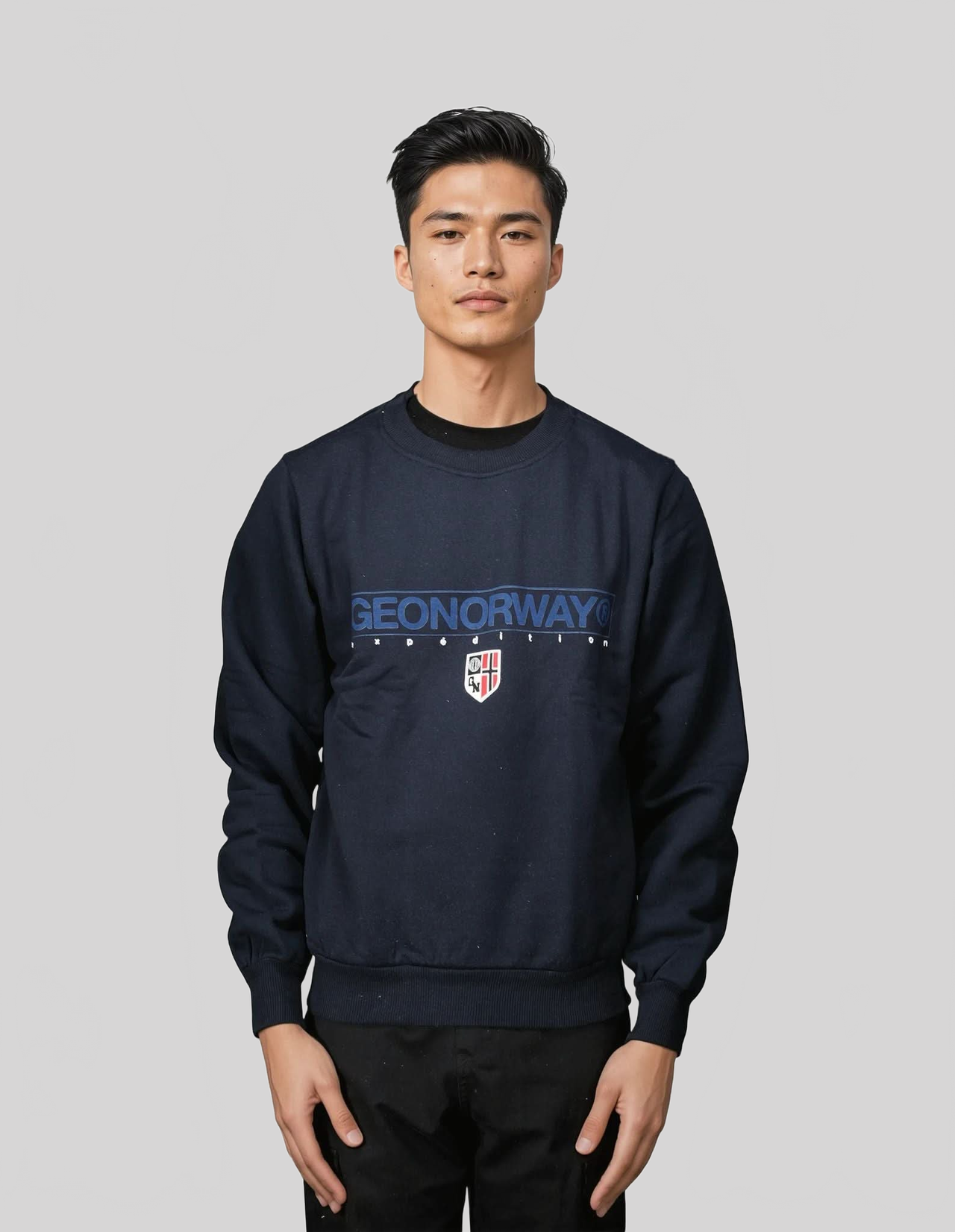 Geographical Norway Gotrun - Herren Kopfbedeckendes Sweatshirt mit Aufdrucken auf der Vorderseite - Geographical Norway GOTRUN_MEN_BLEU_S_SDB-GOTRUN_MEN_BLEU_M_SDB-GOTRUN_MEN_BLEU_L_SDB-.GOTRUN_MEN_BLUE_XL_SDB-GOTRUN_MEN_BLUE_XXL_SDB-GOTRUN_MEN_BLUE_3XL_SDB-GOTRUN_MEN_MARINE_S_SDB-GOTRUN_MEN_MARINE_M_SDB-GOTRUN_MEN_MARINE_L_SDB-GOTRUN_MEN_MARINE_XL_SDB