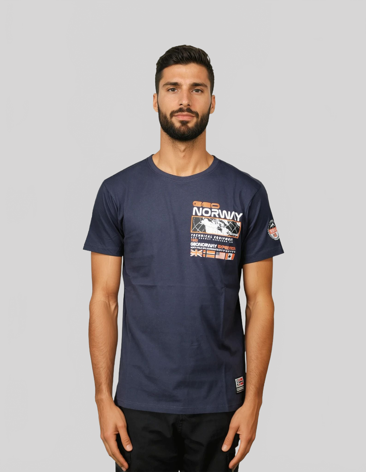 Geographical Norway JHOLME - T-Shirt Homme Manches Courtes avec Drapeau - Geographical Norway JHOLME_MEN_BLEU_CIEL_S_SDB-JHOLME_MEN_BLANC_S_SDB-JHOLME_MEN_BLEU_CIEL_M_SDB-JHOLME_MEN_BLANC_M_SDB-JHOLME_MEN_BLEU_CIEL_L_SDB-JHOLME_MEN_BLANC_L_SDB-JHOLME_MEN_BLEU_CIEL_XL_SDB-JHOLME_MEN_BLANC_XL_SDB-JHOLME_MEN_BLEU_CIEL_XXL_SDB-JHOLME_MEN_BLANC_XXL_SDB