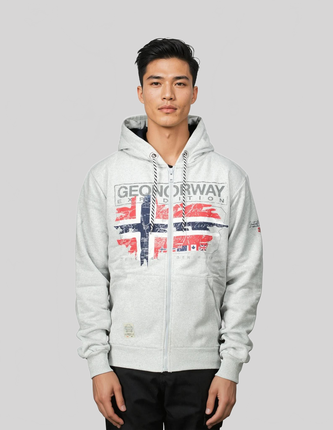 Geographical Norway GRUSTY Uomo - Felpa con cappuccio con stampe e bandiera - Geographical Norway GRUSTY_MEN_MARINE_S_SDB-GRUSTY_MEN_BLANC_SDB-GRUSTY_MEN_MARINE_M_SDB-GRUSTY_MEN_WHITE_M_SDB-GRUSTY_MEN_MARINE_L_SDB-GRUSTY_MEN_WHITE_L_SDB-GRUSTY_MEN_MARINE_XL_SDB-GRUSTY_MEN_WHITE_XL_SDB-GRUSTY_MEN_MARINE_XXL_SDB-GRUSTY_MEN_WHITE_XXL_SDB