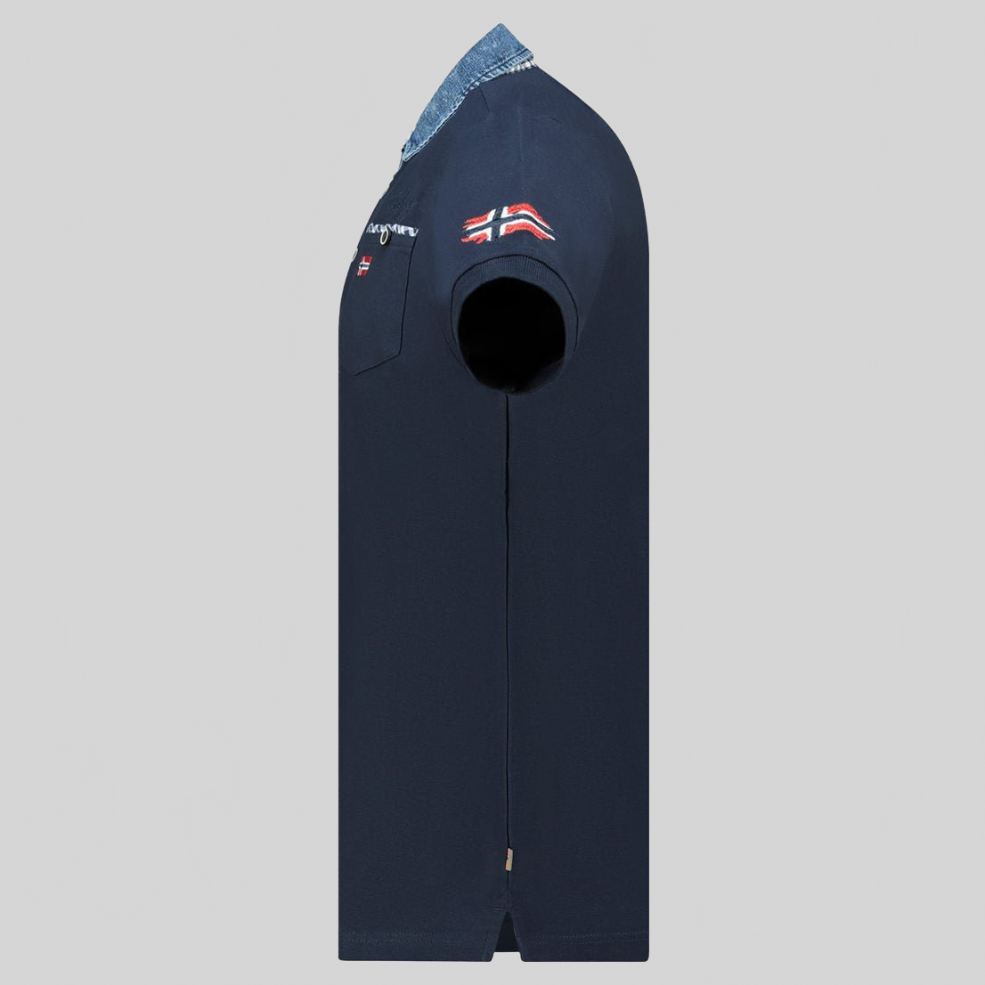 Geographical Norway Kerwin Homme - Polo avec poche, imprimés et détails drapeaux - Geographical Norway KERWIN_MEN_BLANC_CASSE_S_SDB-KERWIN_MEN_NOIR_S_SDB-KERWIN_MEN_MARINE_S_SDB-KERWIN_MEN_GRIS_CLAIR_S_SDB-KERWIN_MEN_BLANC_CASSE_M_SDB-KERWIN_MEN_MARINE_M_SDB-KERWIN_MEN_GRIS_CLAIR_M_SDB-KERWIN_MEN_NOIR_M_SDB-KERWIN_MEN_BLANC_CASSE_L_SDB-KERWIN_MEN_GRIS_CLAIR_L_SDB