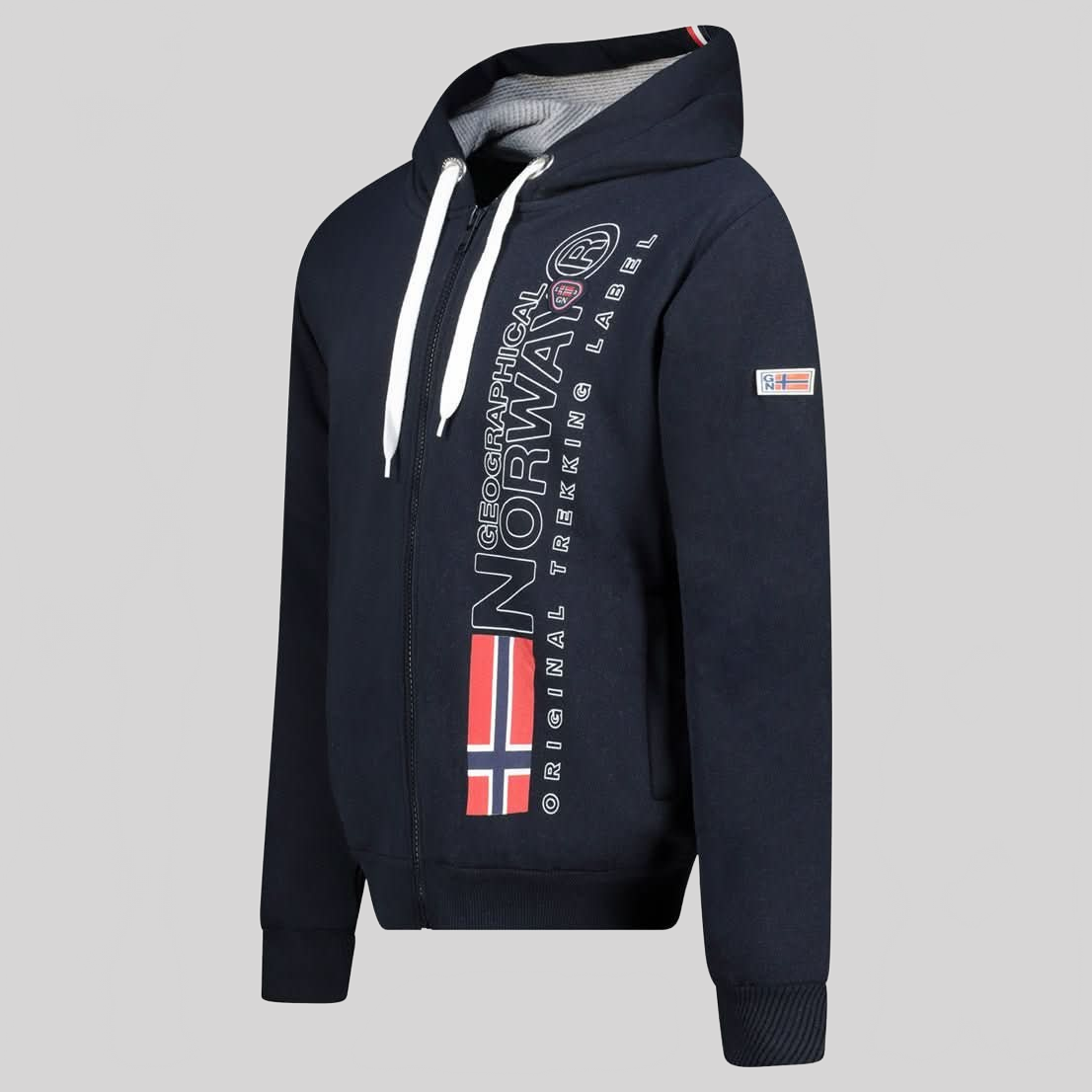 Geographical Norway FOGORA Herren - Kapuzenpullover mit Aufdrucken und Flagge am Ärmel - Geographical Norway FOGORA_MEN_CLARGRIS_S_SDB-FOGORA_MEN_NOIR_S_SDB-FOGORA_MEN_BLANC_S_SDB-.FOGORA_MEN_MARINE_S_SDB-FOGORA_MEN_GRAIS_CLAIR_M_SDB-FOGORA_MEN_SCHWARZ_M_SDB-FOGORA_MEN_BLANC_M_SDB-FOGORA_MEN_MARINE_M_SDB-FOGORA_MEN_GRAIS_CLAIR_L_SDB-FOGORA_MEN_SCHWARZ_L_SDB