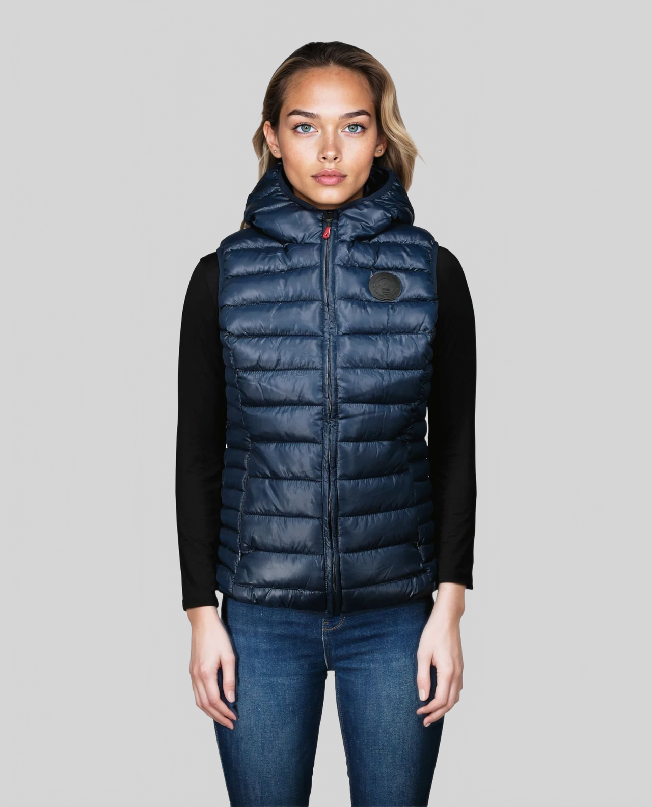 Geographical Norway Annecy Vest Hood Damen - Leichte, ärmellose Steppjacke mit Kapuze - Geographical Norway ANNECY_VEST_HOOD_LADY_MARINE_S_SDB-ANNECY_VEST_HOOD_LADY_MARINE_M_SDB-ANNECY_VEST_HOOD_LADY_MARINE_L_SDB-.ANNECY_VEST_HOOD_LADY_MARINE_XL_SDB-ANNECY_VEST_HOOD_LADY_MARINE_XXL_SDB-ANNECY_VEST_HOOD_LADY_SCHWARZ_S_SDB-ANNECY_VEST_HOOD_LADY_SCHWARZ_M_SDB-ANNECY_VEST_HOOD_LADY_SCHWARZ_L_SDB-ANNECY_VEST_HOOD_LADY_SCHWARZ_XL_SDB-ANNECY_VEST_HOOD_LADY_SCHWARZ_XXL_SDB