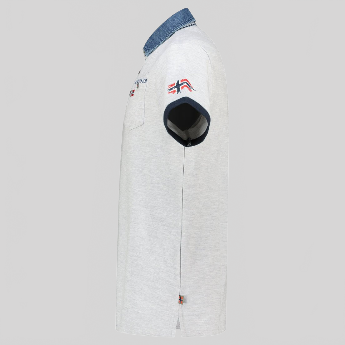 Geographical Norway Kerwin Homme - Polo avec poche, imprimés et détails drapeaux - Geographical Norway KERWIN_MEN_BLANC_CASSE_S_SDB-KERWIN_MEN_NOIR_S_SDB-KERWIN_MEN_MARINE_S_SDB-KERWIN_MEN_GRIS_CLAIR_S_SDB-KERWIN_MEN_BLANC_CASSE_M_SDB-KERWIN_MEN_MARINE_M_SDB-KERWIN_MEN_GRIS_CLAIR_M_SDB-KERWIN_MEN_NOIR_M_SDB-KERWIN_MEN_BLANC_CASSE_L_SDB-KERWIN_MEN_GRIS_CLAIR_L_SDB