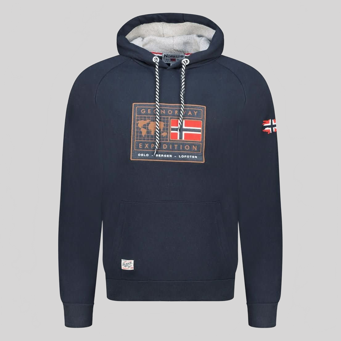 Geographical Norway Gofoten - Herren-Sweatshirt mit Kapuze mit Flagge und Kängurutasche - Geographical Norway GOFOTEN_MEN_GRIS_CLAIR_S_SDB-GOFOTEN_MEN_GRIS_CLAIR_M_SDB-GOFOTEN_MEN_GRIS_CLAIR_L_SDB-.GOFOTEN_MEN_HELLGRAU_XL_SDB-GOFOTEN_MEN_HELLGRAU_XXL_SDB-GOFOTEN_MEN_HELLGRAU_3XL_SDB-GOFOTEN_MEN_MARINE_S_SDB-GOFOTEN_MEN_MARINE_M_SDB-GOFOTEN_MEN_MARINE_L_SDB-GOFOTEN_MEN_MARINE_XL_SDB