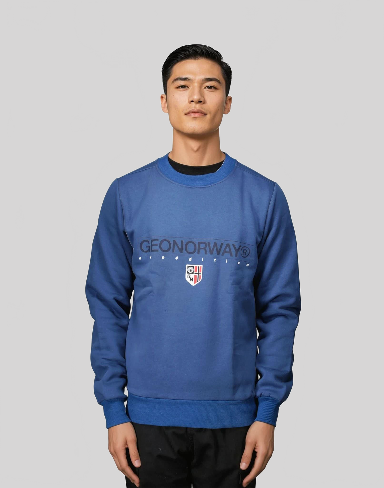 Geographical Norway Gotrun - Herren Kopfbedeckendes Sweatshirt mit Aufdrucken auf der Vorderseite - Geographical Norway GOTRUN_MEN_BLEU_S_SDB-GOTRUN_MEN_BLEU_M_SDB-GOTRUN_MEN_BLEU_L_SDB-.GOTRUN_MEN_BLUE_XL_SDB-GOTRUN_MEN_BLUE_XXL_SDB-GOTRUN_MEN_BLUE_3XL_SDB-GOTRUN_MEN_MARINE_S_SDB-GOTRUN_MEN_MARINE_M_SDB-GOTRUN_MEN_MARINE_L_SDB-GOTRUN_MEN_MARINE_XL_SDB