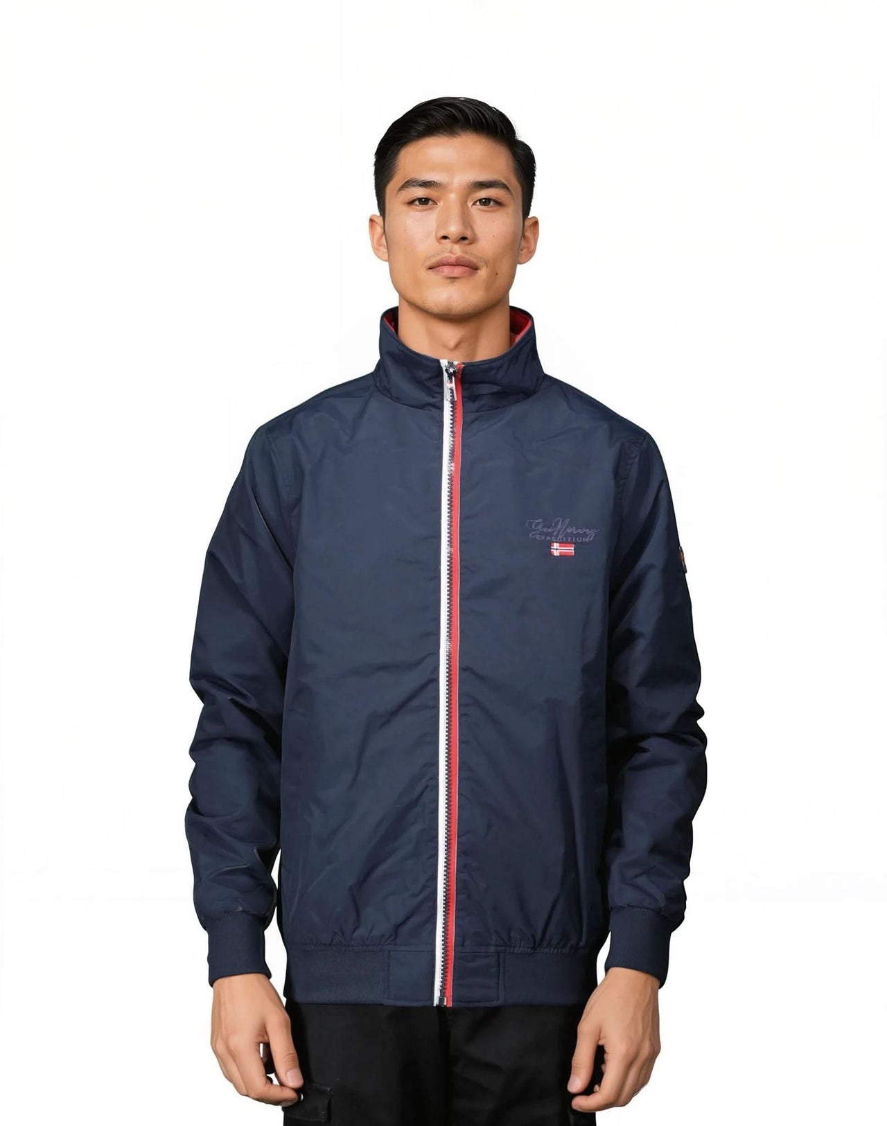 Geographical Norway BENILDE Mann - Leichter Parka mit Stickerei - Geographical Norway BENILDE_MEN_KAKI_S_SDB-BENILDE_MEN_KAKI_M_SDB-BENILDE_MEN_KAKI_L_SDB-.BENILDE_MEN_KAKI_XL_SDB-BENILDE_MEN_KAKI_XXL_SDB-BENILDE_MEN_KAKI_3XL_SDB-BENILDE_MEN_MARINE_S_SDB-BENILDE_MEN_MARINE_M_SDB-BENILDE_MEN_MARINE_L_SDB-BENILDE_MEN_MARINE_XL_SDB