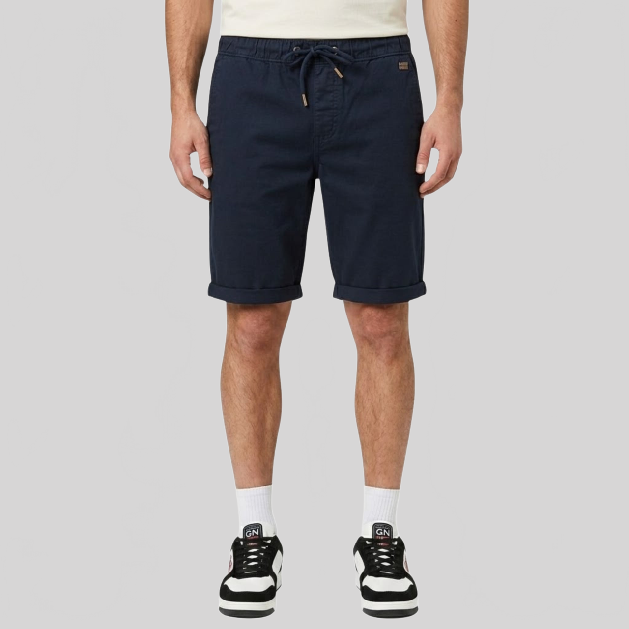 Geographical Norway Ponge Homme - Bermuda avec badge et poches arrière - Geographical Norway PONGE_MEN_NOIR_S_SDB-PONGE_MEN_MARINE_S_SDB-PONGE_MEN_BLANC_CASSE_S_SDB-PONGE_MEN_BEIGE_S_SDB-PONGE_MEN_KAKI_S_SDB-PONGE_MEN_BLANC_CASSE_M_SDB-PONGE_MEN_BEIGE_M_SDB-PONGE_MEN_KAKI_M_SDB-PONGE_MEN_MARINE_M_SDB-PONGE_MEN_NOIR_M_SDB