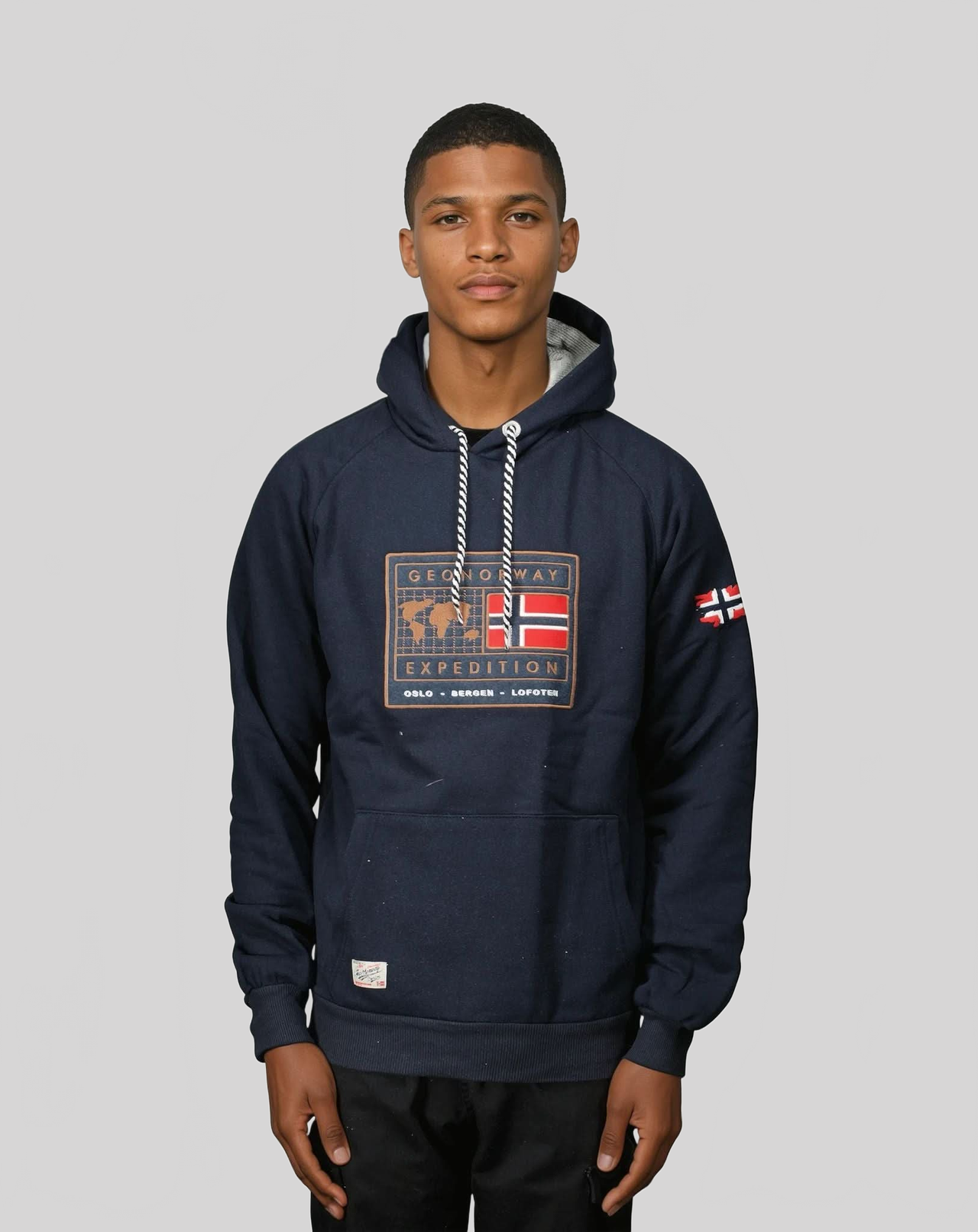 Geographical Norway Gofoten - Herren-Sweatshirt mit Kapuze mit Flagge und Kängurutasche - Geographical Norway GOFOTEN_MEN_GRIS_CLAIR_S_SDB-GOFOTEN_MEN_GRIS_CLAIR_M_SDB-GOFOTEN_MEN_GRIS_CLAIR_L_SDB-.GOFOTEN_MEN_HELLGRAU_XL_SDB-GOFOTEN_MEN_HELLGRAU_XXL_SDB-GOFOTEN_MEN_HELLGRAU_3XL_SDB-GOFOTEN_MEN_MARINE_S_SDB-GOFOTEN_MEN_MARINE_M_SDB-GOFOTEN_MEN_MARINE_L_SDB-GOFOTEN_MEN_MARINE_XL_SDB