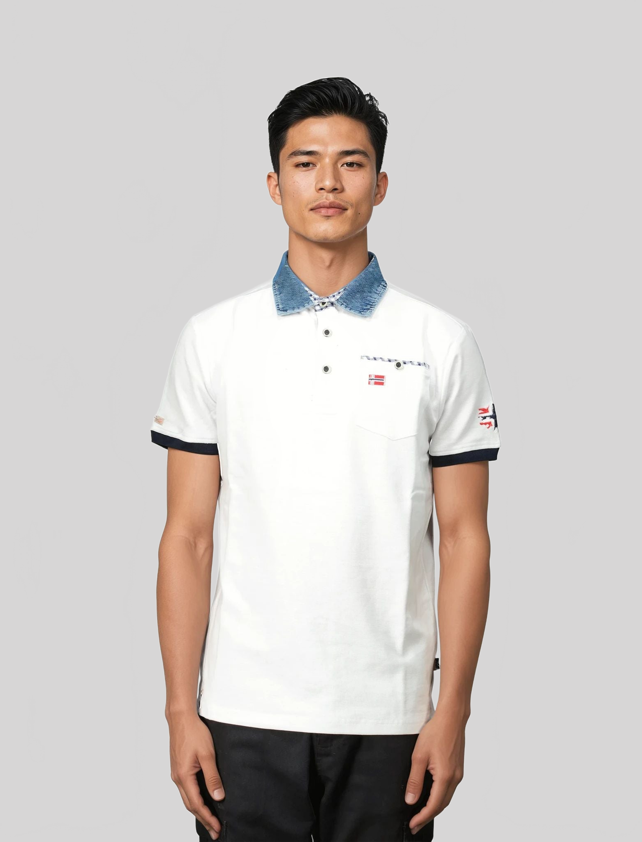 Geographical Norway Kerwin Homme - Polo avec poche, imprimés et détails drapeaux - Geographical Norway KERWIN_MEN_BLANC_CASSE_S_SDB-KERWIN_MEN_NOIR_S_SDB-KERWIN_MEN_MARINE_S_SDB-KERWIN_MEN_GRIS_CLAIR_S_SDB-KERWIN_MEN_BLANC_CASSE_M_SDB-KERWIN_MEN_MARINE_M_SDB-KERWIN_MEN_GRIS_CLAIR_M_SDB-KERWIN_MEN_NOIR_M_SDB-KERWIN_MEN_BLANC_CASSE_L_SDB-KERWIN_MEN_GRIS_CLAIR_L_SDB