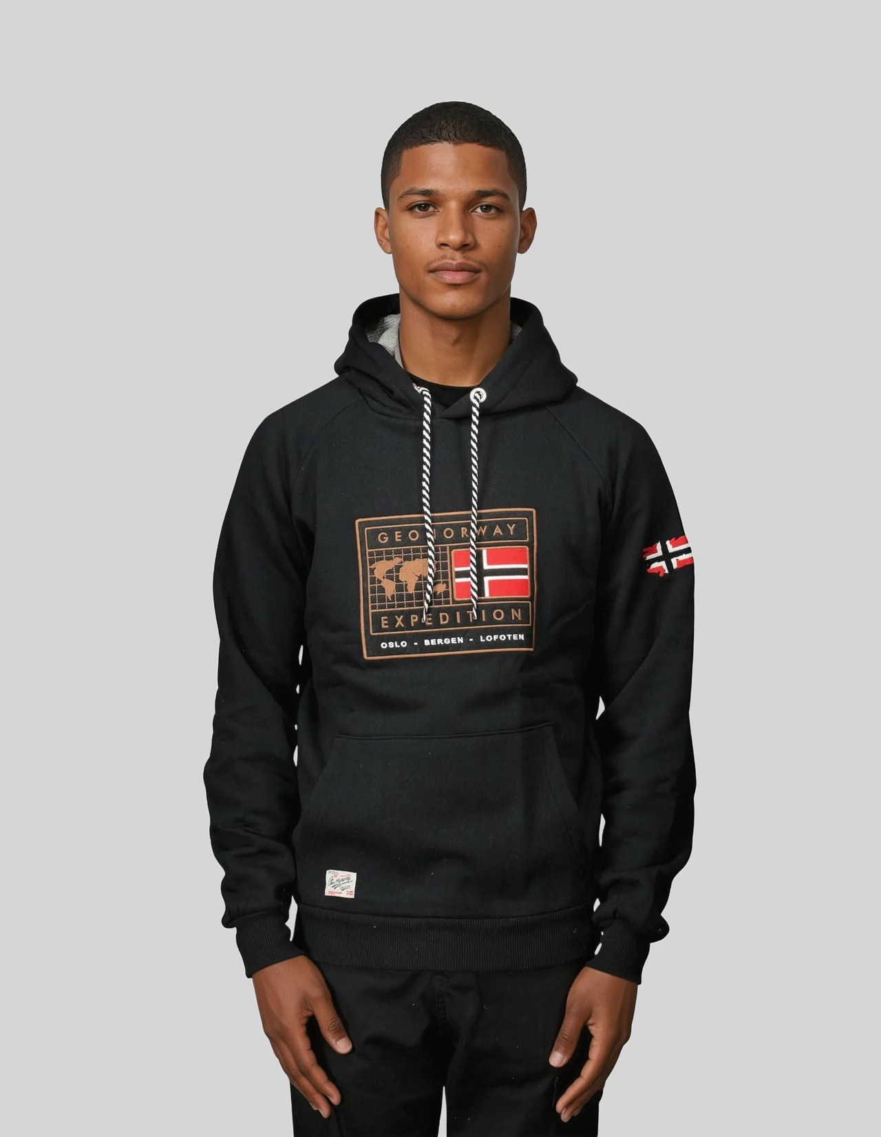 Geographical Norway Gofoten - Herren-Sweatshirt mit Kapuze mit Flagge und Kängurutasche - Geographical Norway GOFOTEN_MEN_GRIS_CLAIR_S_SDB-GOFOTEN_MEN_GRIS_CLAIR_M_SDB-GOFOTEN_MEN_GRIS_CLAIR_L_SDB-.GOFOTEN_MEN_HELLGRAU_XL_SDB-GOFOTEN_MEN_HELLGRAU_XXL_SDB-GOFOTEN_MEN_HELLGRAU_3XL_SDB-GOFOTEN_MEN_MARINE_S_SDB-GOFOTEN_MEN_MARINE_M_SDB-GOFOTEN_MEN_MARINE_L_SDB-GOFOTEN_MEN_MARINE_XL_SDB