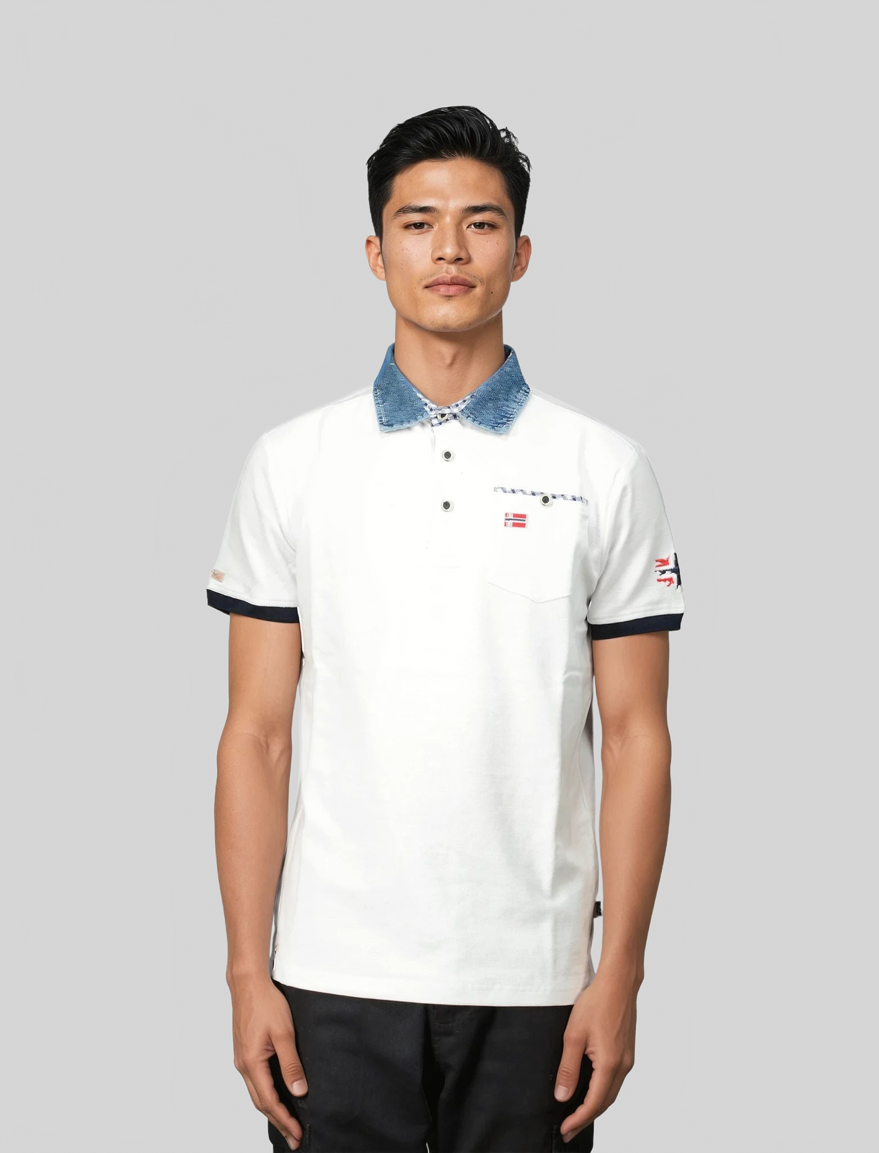 Geographical Norway Kerwin Homme - Polo avec poche, imprimés et détails drapeaux - Geographical Norway KERWIN_MEN_BLANC_CASSE_S_SDB-KERWIN_MEN_NOIR_S_SDB-KERWIN_MEN_MARINE_S_SDB-KERWIN_MEN_GRIS_CLAIR_S_SDB-KERWIN_MEN_BLANC_CASSE_M_SDB-KERWIN_MEN_MARINE_M_SDB-KERWIN_MEN_GRIS_CLAIR_M_SDB-KERWIN_MEN_NOIR_M_SDB-KERWIN_MEN_BLANC_CASSE_L_SDB-KERWIN_MEN_GRIS_CLAIR_L_SDB