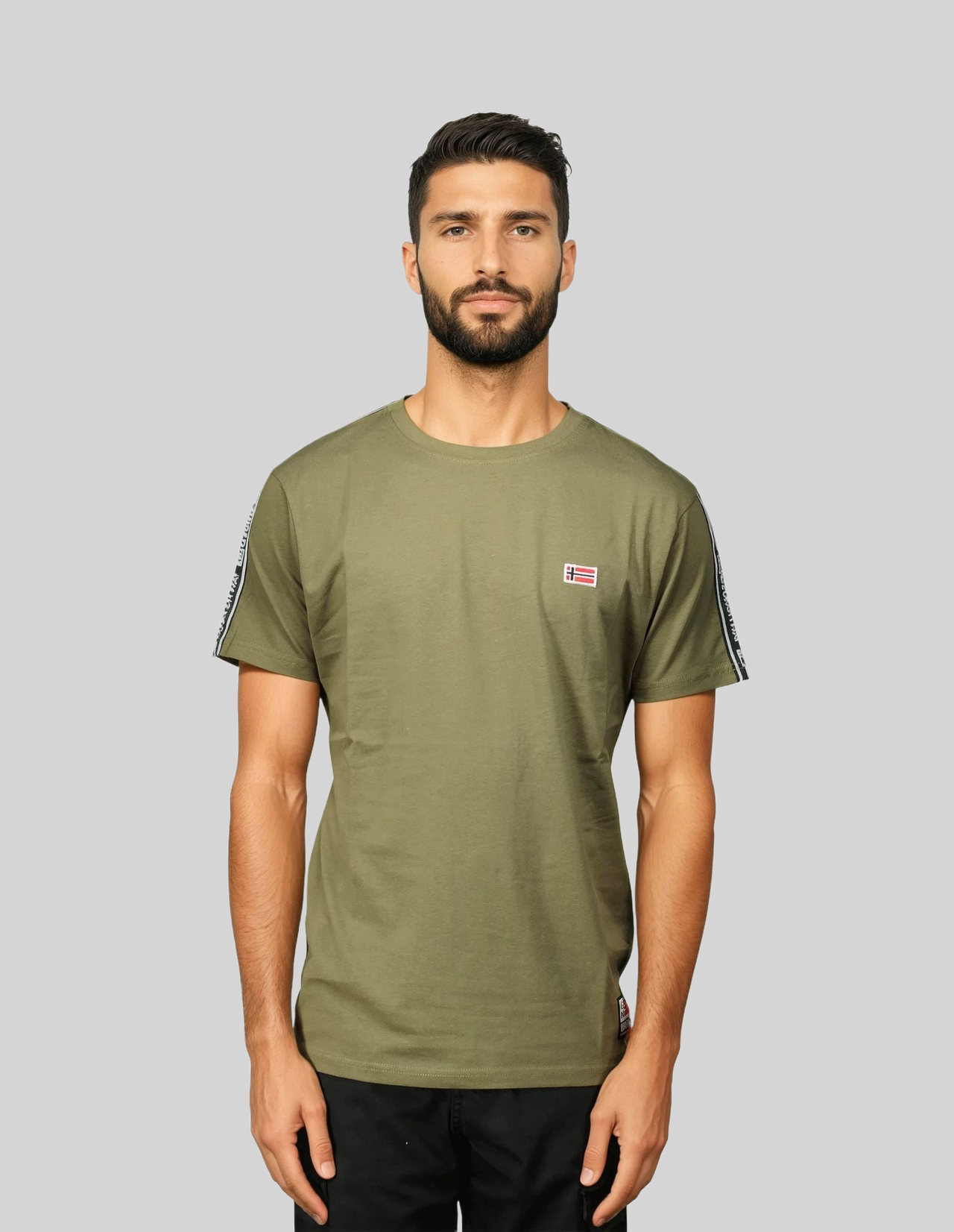 Geographical Norway Javenger - T-Shirt Homme Manches Courtes avec Drapeau - Geographical Norway JAVENGER_MEN_GRIS_CLAIR_S_SDB-JAVENGER_MEN_NOIR_S_SDB-JAVENGER_MEN_BLANC_S_SDB-JAVENGER_MEN_MARINE_S_SDB-JAVENGER_MEN_KAKI_S_SDB-JAVENGER_MEN_BLANC_M_SDB-JAVENGER_MEN_MARINE_M_SDB-JAVENGER_MEN_KAKI_M_SDB-JAVENGER_MEN_NOIR_M_SDB-JAVENGER_MEN_GRIS_CLAIR_M_SDB