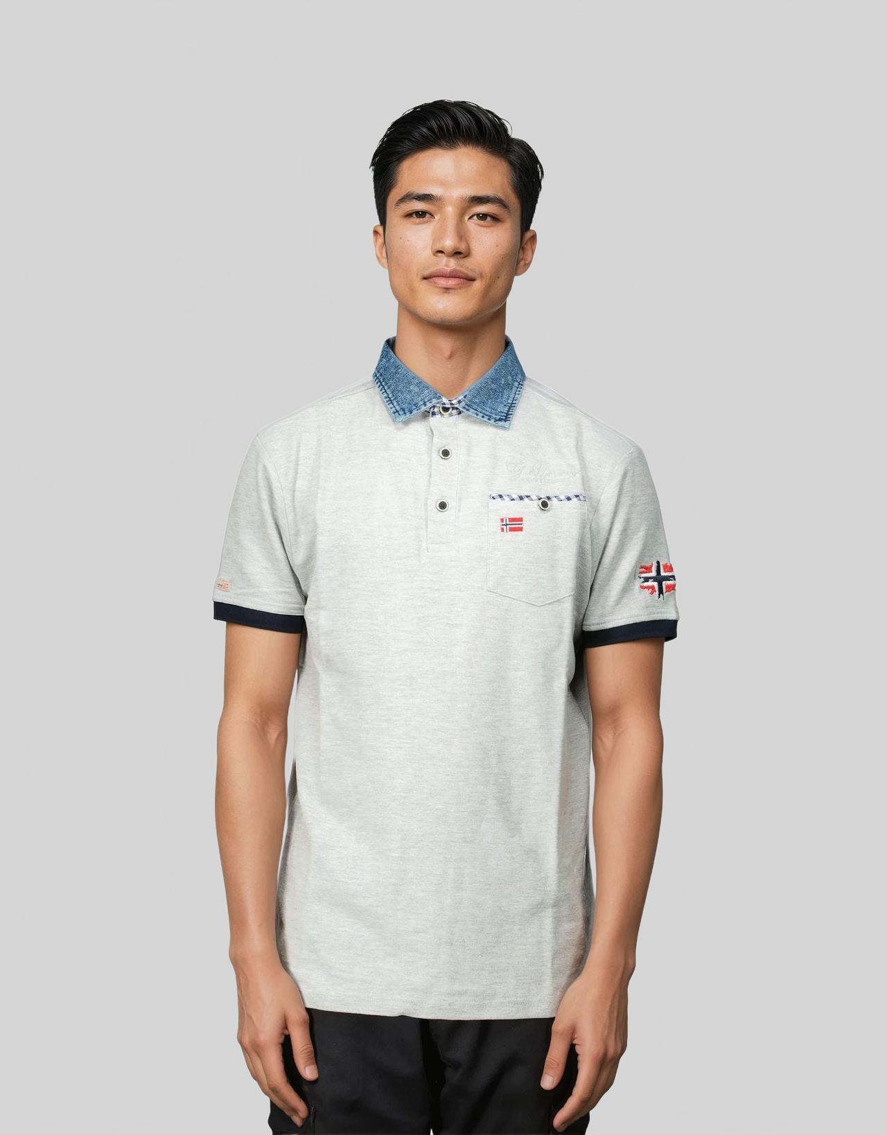 Geographical Norway Kerwin Homme - Polo avec poche, imprimés et détails drapeaux - Geographical Norway KERWIN_MEN_BLANC_CASSE_S_SDB-KERWIN_MEN_NOIR_S_SDB-KERWIN_MEN_MARINE_S_SDB-KERWIN_MEN_GRIS_CLAIR_S_SDB-KERWIN_MEN_BLANC_CASSE_M_SDB-KERWIN_MEN_MARINE_M_SDB-KERWIN_MEN_GRIS_CLAIR_M_SDB-KERWIN_MEN_NOIR_M_SDB-KERWIN_MEN_BLANC_CASSE_L_SDB-KERWIN_MEN_GRIS_CLAIR_L_SDB