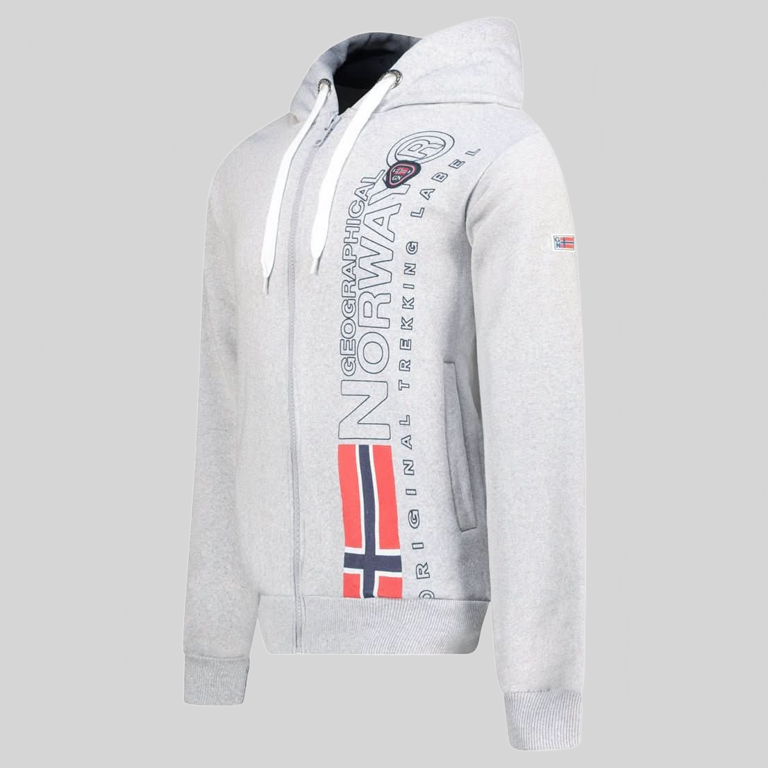 Geographical Norway FOGORA Herren - Kapuzenpullover mit Aufdrucken und Flagge am Ärmel - Geographical Norway FOGORA_MEN_CLARGRIS_S_SDB-FOGORA_MEN_NOIR_S_SDB-FOGORA_MEN_BLANC_S_SDB-.FOGORA_MEN_MARINE_S_SDB-FOGORA_MEN_GRAIS_CLAIR_M_SDB-FOGORA_MEN_SCHWARZ_M_SDB-FOGORA_MEN_BLANC_M_SDB-FOGORA_MEN_MARINE_M_SDB-FOGORA_MEN_GRAIS_CLAIR_L_SDB-FOGORA_MEN_SCHWARZ_L_SDB