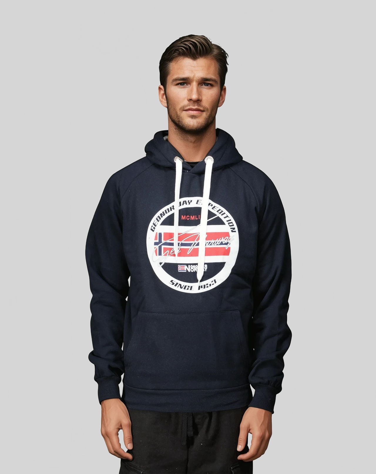 Geographical Norway GARIS Homme - Kopfbedeckter Sweatshirt mit Kapuze und Kängurutaschen - Geographical Norway GARIS_MEN_MARINE_S_SDB-GARIS_MEN_GRIS_CLAIR_S_SDB-GARIS_MEN_NOIR_S_S_SDB-.GARIS_MEN_MARINE_M_SDB-GARIS_MEN_SCHWARZ_M_SDB-GARIS_MEN_HELLGRAU_M_SDB-GARIS_MEN_MARINE_L_SDB-GARIS_MEN_SCHWARZ_L_SDB-GARIS_MEN_HELLGRAU_L_SDB-GARIS_MEN_SCHWARZ_XL_SDB