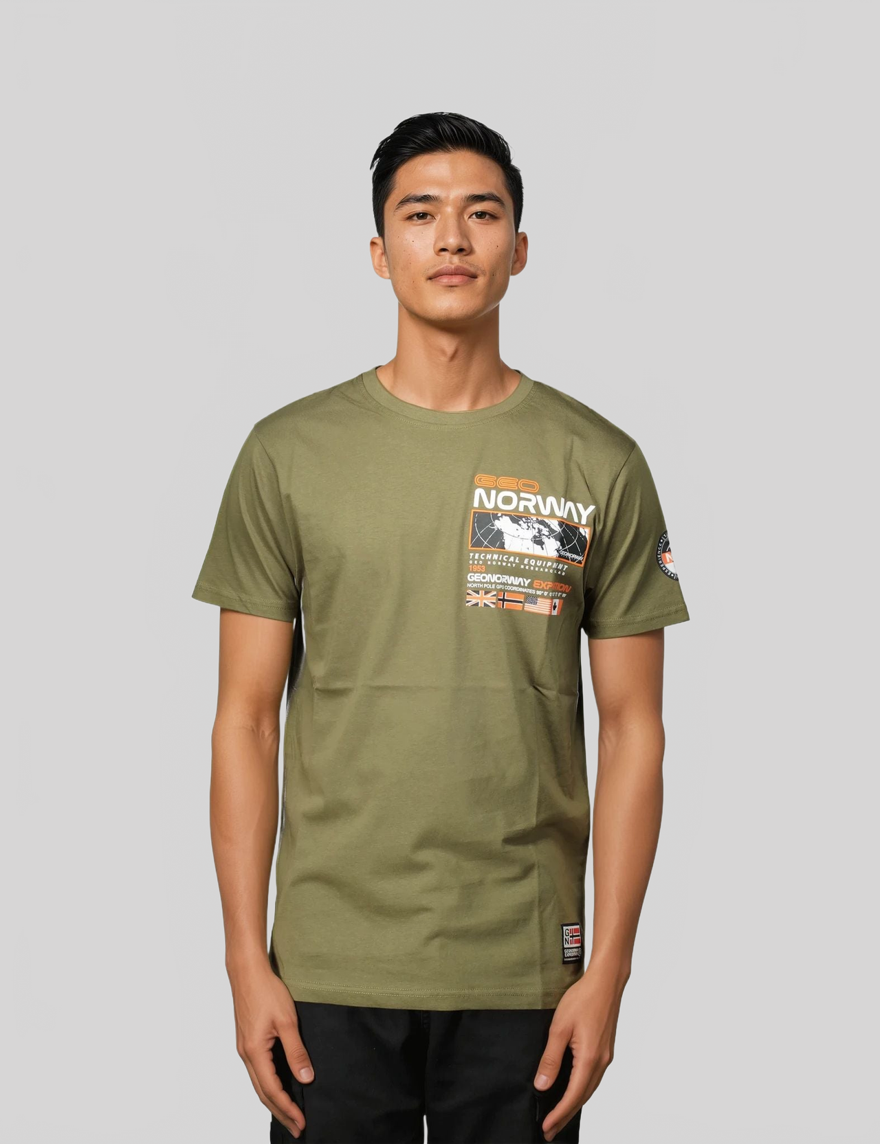 Geographical Norway JHOLME - T-Shirt Homme Manches Courtes avec Drapeau - Geographical Norway JHOLME_MEN_BLEU_CIEL_S_SDB-JHOLME_MEN_BLANC_S_SDB-JHOLME_MEN_BLEU_CIEL_M_SDB-JHOLME_MEN_BLANC_M_SDB-JHOLME_MEN_BLEU_CIEL_L_SDB-JHOLME_MEN_BLANC_L_SDB-JHOLME_MEN_BLEU_CIEL_XL_SDB-JHOLME_MEN_BLANC_XL_SDB-JHOLME_MEN_BLEU_CIEL_XXL_SDB-JHOLME_MEN_BLANC_XXL_SDB