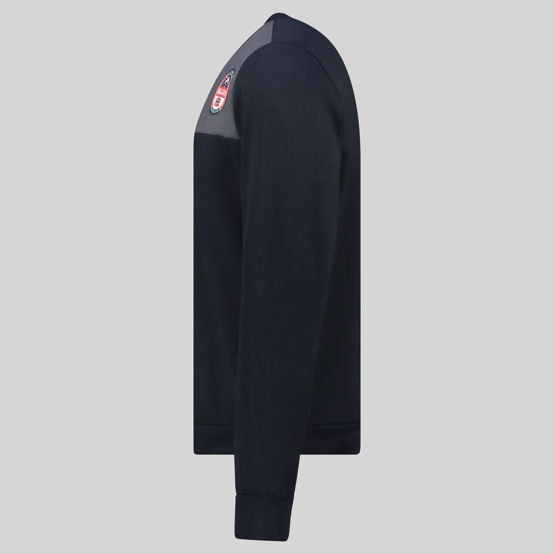 Geographical Norway G-ROUND Herren - Kopfbedeckter Sweatshirt mit Aufdruck und Flagge - Geographical Norway G-ROUND_MEN_MARINE_S_SDB-G-ROUND_MEN_BLANC_S_SDB-G-ROUND_MEN_MARINE_M_SDB-.G-ROUND_MEN_BLANC_M_SDB-G-ROUND_MEN_MARINE_L_SDB-G-ROUND_MEN_BLANC_L_SDB-G-ROUND_MEN_MARINE_XL_SDB-G-ROUND_MEN_BLANC_XL_SDB-G-ROUND_MEN_MARINE_XXL_SDB-G-ROUND_MEN_BLANC_XXL_SDB