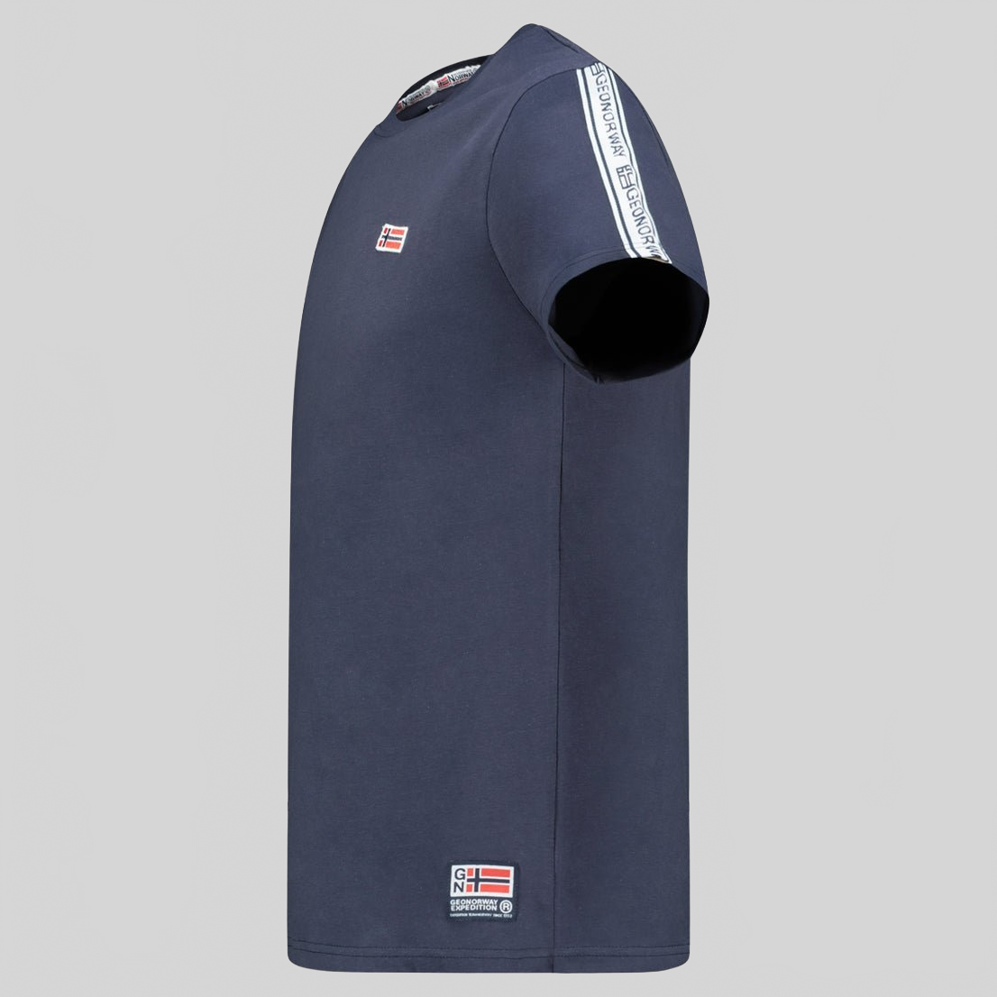 Geographical Norway Javenger - T-Shirt Homme Manches Courtes avec Drapeau - Geographical Norway JAVENGER_MEN_GRIS_CLAIR_S_SDB-JAVENGER_MEN_NOIR_S_SDB-JAVENGER_MEN_BLANC_S_SDB-JAVENGER_MEN_MARINE_S_SDB-JAVENGER_MEN_KAKI_S_SDB-JAVENGER_MEN_BLANC_M_SDB-JAVENGER_MEN_MARINE_M_SDB-JAVENGER_MEN_KAKI_M_SDB-JAVENGER_MEN_NOIR_M_SDB-JAVENGER_MEN_GRIS_CLAIR_M_SDB