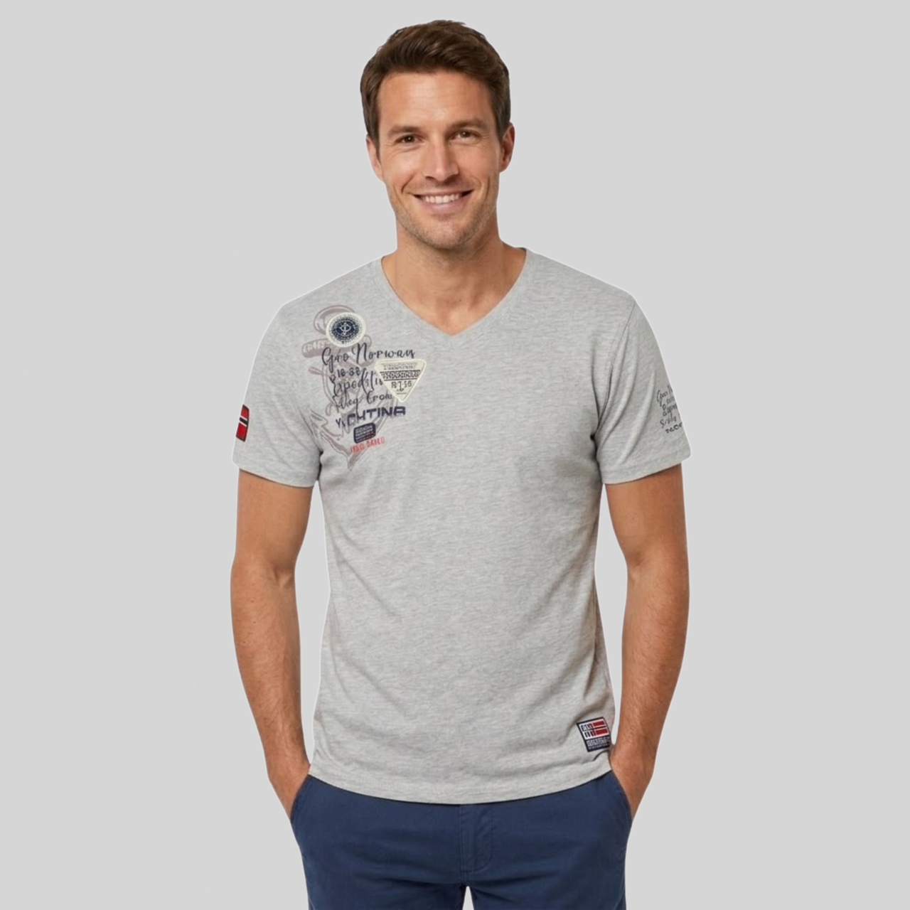 Geographical Norway Jademora Uomo - T-shirt con scollo a V e maniche corte - Geographical Norway JADEMORA_MEN_MARINE_M_SDB-JADEMORA_MEN_BLANC_M_SDB-JADEMORA_MEN_MARINE_L_SDB-JADEMORA_MEN_WHITE_L_SDB-JADEMORA_MEN_MARINE_XL_SDB-JADEMORA_MEN_WHITE_XL_SDB-JADEMORA_MEN_MARINE_XXL_SDB-JADEMORA_MEN_WHITE_XXL_SDB-JADEMORA_MEN_WHITE_3XL_SDB-JADEMORA_MEN_LIGHT_GREY_M_SDB