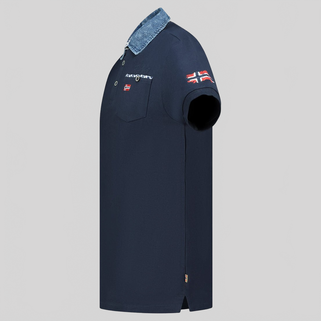 Geographical Norway Kerwin Homme - Polo avec poche, imprimés et détails drapeaux - Geographical Norway KERWIN_MEN_BLANC_CASSE_S_SDB-KERWIN_MEN_NOIR_S_SDB-KERWIN_MEN_MARINE_S_SDB-KERWIN_MEN_GRIS_CLAIR_S_SDB-KERWIN_MEN_BLANC_CASSE_M_SDB-KERWIN_MEN_MARINE_M_SDB-KERWIN_MEN_GRIS_CLAIR_M_SDB-KERWIN_MEN_NOIR_M_SDB-KERWIN_MEN_BLANC_CASSE_L_SDB-KERWIN_MEN_GRIS_CLAIR_L_SDB
